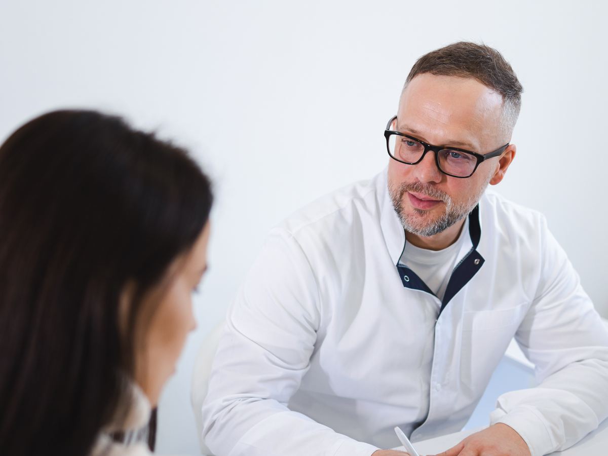 Un médecin reçoit une patiente en consultation